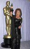 Landsmanden Sophia Loren var en loyal kunde hos
Signor Valentino i hans
modehus i Rom, længe
før hun blev et stort navn
i Hollywood. Hun var naturligvis iklædt en Valentino-kreation, da hun
i 1991 modtog sin
anden Oscar.
