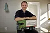 Kenneth Hansen med model-lastbil med Luksusfælden-logo ved et bord indendørs