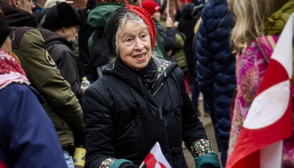 Billede 5 - Anne Marie var ikke i
tvivl, da hun hørte om
demonstrationen for
Grønland, og trodsede
kulden sammen med
mere end 30.000 andre.
– Det er så vigtig en
sag. Hvor er det forfærdeligt at tænke på, hvis
den der Trumpe-tissemand skulle få lov at
hærge de stakkels
mennesker. Jeg har
aldrig mødt så søde
mennesker som grønlænderne, da jeg var
deroppe. Ligesom dem
jeg møder ovre på
Christianshavns Torv.