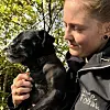 Ane nyder at være ude i naturen. Her er hun sammen med familiens hund, Chili.