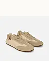Et par beige, retroinspirerede sneakers i ruskind og tekstil mod lys baggrund.