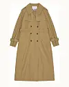 Lang beige trenchcoat med dobbeltknaplukning set forfra mod lys baggrund