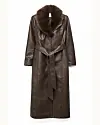Lang mørkebrun trenchcoat med bindebælte og mørk pelskrave mod lys baggrund.