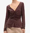 Brun langærmet bluse med rynket front og V-udskæring, båret med beige bukser
