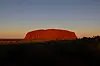 Besøget starter ved den 500
millioner år gamle sandstensmonolit, Uluru eller Ayers
Rock, som er 348 meter høj og
over ni kilometer i omkreds.