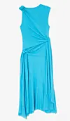 Turkis, ærmeløs kjole med draperinger og asymmetrisk nederdel på lys baggrund