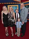 Reese Witherspoon og familie står på den røde løber ved premieren på filmen 'Sing' i Los Angeles.