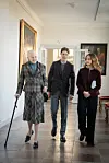 Dronning Margrethe til gudstjeneste i Fredensborg Slotskirke med prins Vincent og prinsesse Josephine.