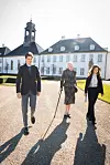 Dronning Margrethe til gudstjeneste i Fredensborg Slotskirke med prins Vincent og prinsesse Josephine.