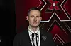 Benjamin Hav står foran et stort rødt 'X Factor'-logo i studiet