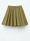 Kort olivengrøn nederdel med elastisk linning og let plissering på hvid baggrund