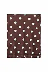 Brunt tørklæde med hvide polkaprikker vist fladt mod hvid baggrund
