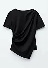 Sort kortærmet bluse med drapering og asymmetrisk kant på lys baggrund