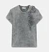 Grå vasket T-shirt med stofapplikationer langs venstre skulder