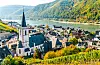 Floden Main løber igennem Frankfurt med udsigt til både grønne landskaber og historiske huse.