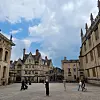 Sukkenes Bro kaldes den lille fine forbindelse mellem to afdelinger af samme college i Oxford.