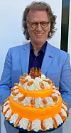 – Jeg bagte kagen
med appelsin til
Kong Willem-Alexander på Kongens Dag, og mit
barnebarn Linde
på 16 år lavede
den flotte kongekrone til toppen.