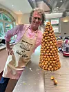 André deltog i
”Hele Holland
bager”, hvor han
bagte en Croquembouche, et tårn
af vandbakkelser
og karamel. En
udfordring, som
får deltagerne i
”Den store bagedyst” til at ryste i
bukserne.
 – En meget
berømt bager i
Amsterdam kontaktede mig, fordi
han var meget
imponeret af mig,
da han så
billedet.