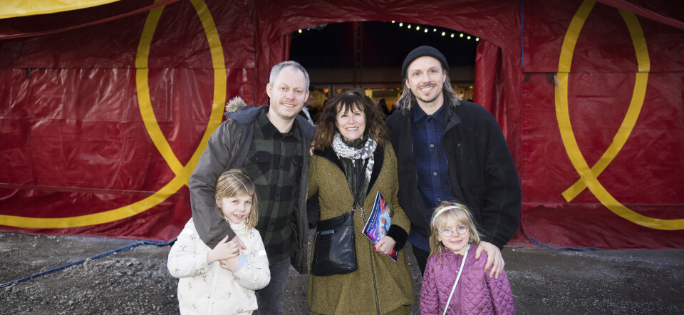 Billede 4 - Familie står foran indgangen til det røde Cirkus Arena-telt