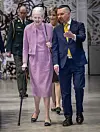 Dronning Margrethe går med stok ved siden af rektor Erik Renström på Skissernas museum.