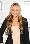 Amanda Bynes foran Herve Leger-logo ved modeshow i New York