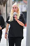 Amanda Bynes går på fortov i Los Angeles med en Starbucks-drik i hånden