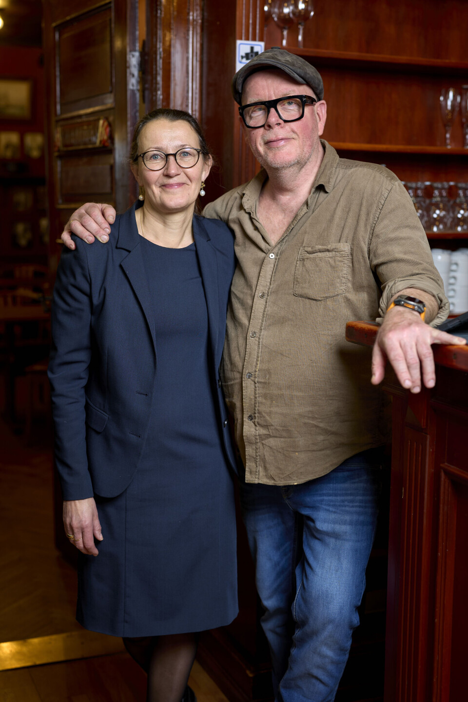 Billede 3 - To personer står tæt sammen ved en bar i en hyggelig restaurant