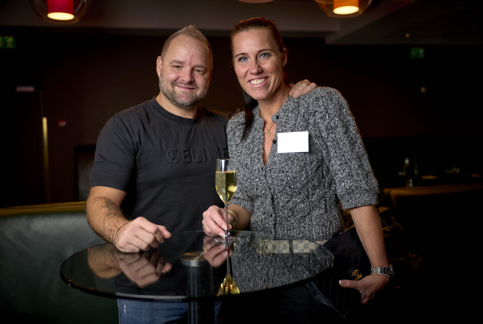 Billede 4 - Lars Rasmussen og Louise Girich ved et højt cafébord med et glas bobler på Tivoli Hotel.