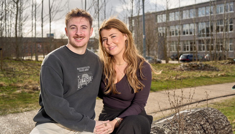 Billede 1 - Ida Lindevang og Samuel Bruus Hald sidder sammen på en bænk i et udendørs miljø.