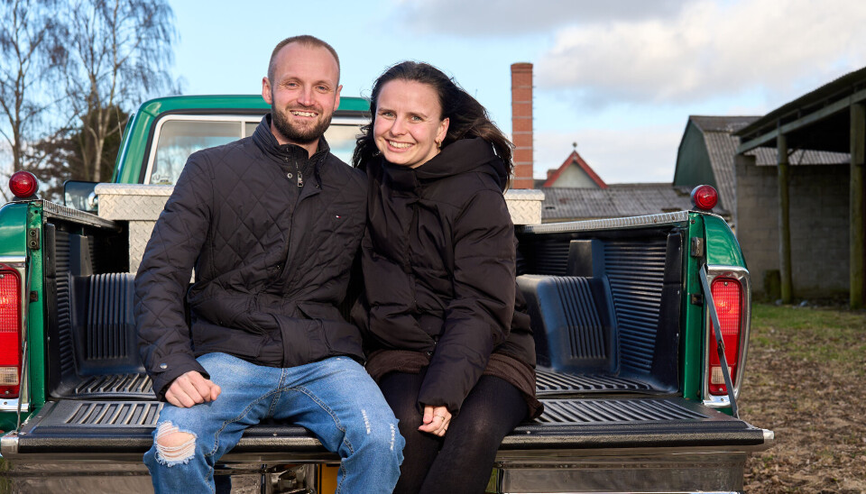 Billede 1 - Christian og Terese sidder på ladet af en grøn pickup på en gårdsplads