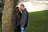Christian og Terese kysser ved et træ på en grøn mark i åbent landskab