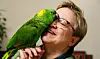 Julia Ryberg med sin papegøje Arturo.