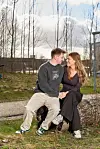 Ida Lindevang og Samuel Bruus Hald sidder på en træstamme i en park og ser på hinanden.
