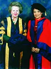 Margaret Thatcher udnævnte Jung Chang til æresdoktor på University of Buckingham.