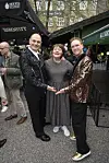Lise-Lotte med sin to gode
venner, Nikolai, 45, og
Ronnie Handskemager, 52.