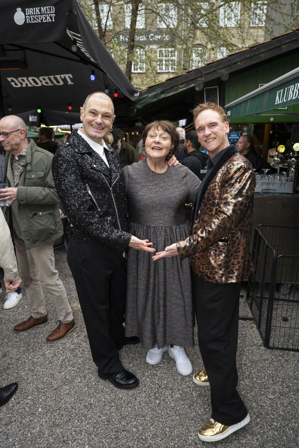 Billede 12 - Lise-Lotte med sin to gode
venner, Nikolai, 45, og
Ronnie Handskemager, 52.