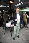 Claus Lautrup, 55,
måtte undvære
sin mand, tidligere minister Torben
Lund, 75. – Vi er
inviteret til to runde fødselsdage i
aften, så Torben
er til den anden,
forklarede han.