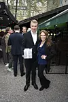 Lise Lotte Lohmann står ved siden af en mand i jakkesæt ved et udendørs arrangement.