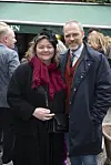 Lise-Lottes nevø, Jacob Lohmann, 52, med sin hustru, Louise Hauberg Lohmann, 46, ”Oxen”-stjernen har lige lavet filmen, ”Et sted derude”, med den Oscar-vindende Hollywood-instruktør Alexander Payne, 65. – Det er noget af det fedeste, jeg nogensinde har prøvet. Det var stort at være i hænderne på en mand, der har så meget styr på sine ting, sagde han om arbejdet med Payne, der blandt andet stod bag ”Sideways” og ”The Holdovers”.