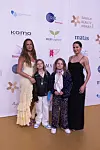 Fire gæster poserer på rød løber ved Danish Beauty Award 2026 foran sponsorvæg.