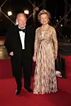 Peter og Susanne Heering på rød løber ved DRs jubilæumsfest i aftenbelysning