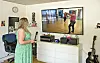 Tina underviser fire dansehold i Dansemix i Hjørring og omegn, og her ser hun trinnene efter.