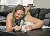 Tina har fået en ADHD-diagnose, hvilket har været en lettelse. Hun mener selv, at diagnosen var medvirkende til, at hun ikke kunne gennemføre en uddannelse som socialrådgiver. Her med hunden Benny.