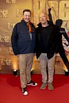 Jesper Koch og Jakob Mielcke på rød løber foran We Will Rock You-væg i Tivolis Koncertsal