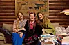 Ghita Nørby sidder i sofa foran maleri. Ved siden af hende sidder journalist Caroline Heidemann og podcastvært Anne Albrechtsen.