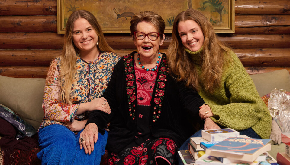 Billede 3 - Ghita Nørby sidder i sofa foran maleri. Ved siden af hende sidder journalist Caroline Heidemann og podcastvært Anne Albrechtsen.