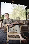 Natasha Illum Berg ved huset i Tanzania, hvor hun bor med sin datter – og måske snart sin mor.