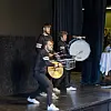 Undervejs overraskede en
flok unge musikanter med
et trommeshow, som majestæten også begejstret
klappede med til.