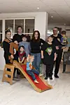 Linda og Glenn hjemmepasser og hjemmeskoler deres børn. Den ældste, Ask, er ude af huset om dagen og i lære som mekaniker, så han kunne ikke være med på fotoet.