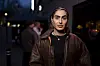 Person står foran Kasa i Lyngby under åbningsaften med gæster i baggrunden.